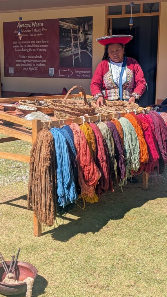 CENTRO DE TEXTILES TRADICIONALES DEL CUSCO AWAYRIQCHARICHEQ